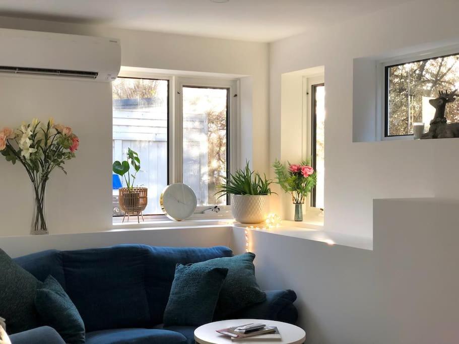 Comfy Fully Contained 2 Bedroom Apartment New Town