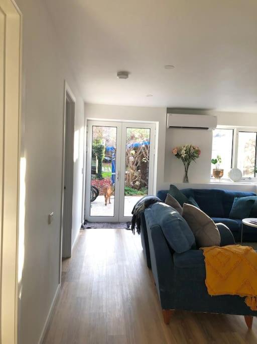 Comfy Fully Contained 2 Bedroom New Town