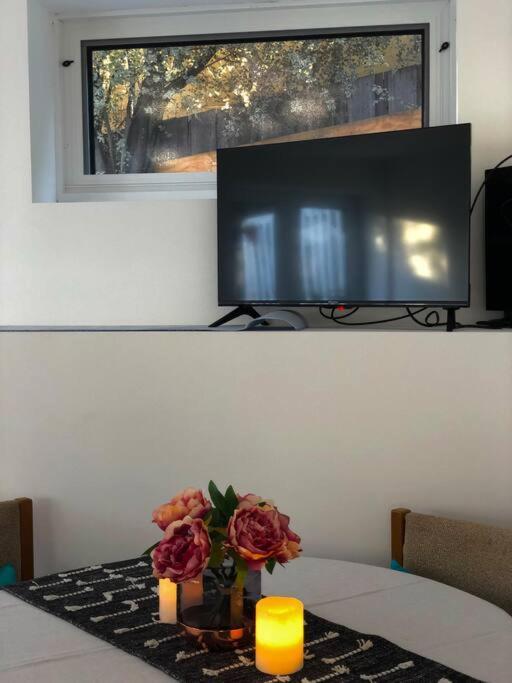 Comfy Fully Contained 2 Bedroom * New Town