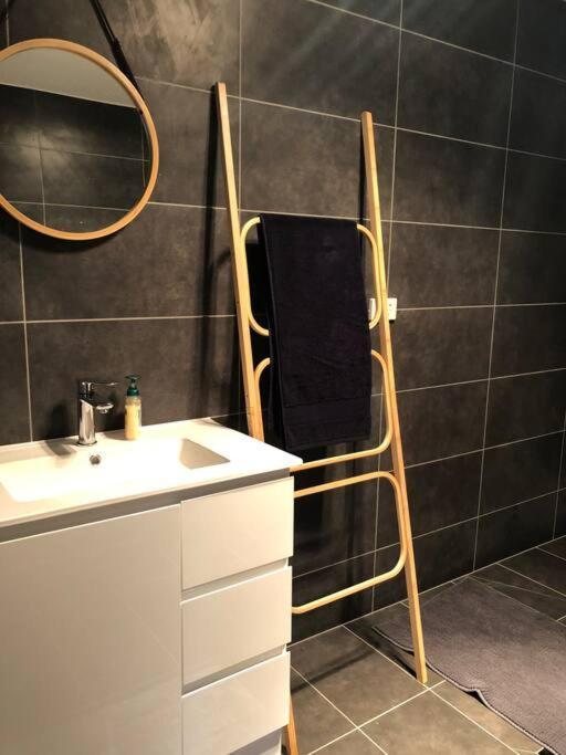 Comfy Fully Contained 2 Bedroom * New Town