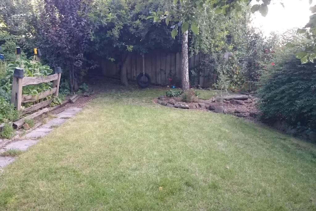 Comfy Fully Contained 2 Bedroom Apartment