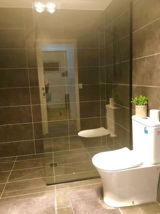 Comfy Fully Contained 2 Bedroom Apartment *